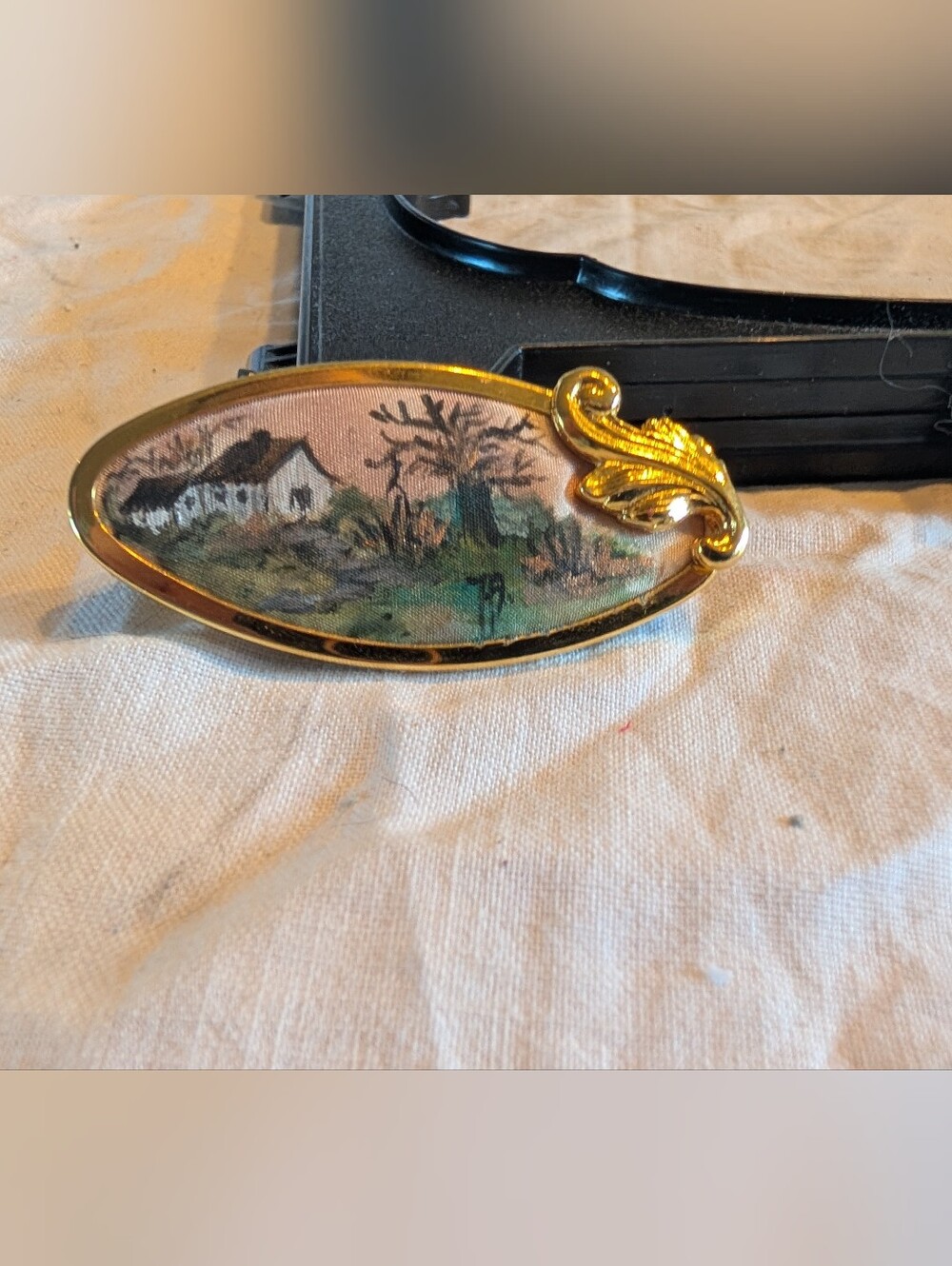 2/30$ Vintage Gold-Tone Scenic Brooch with Green and Pink Tones - Picture 1 of 6